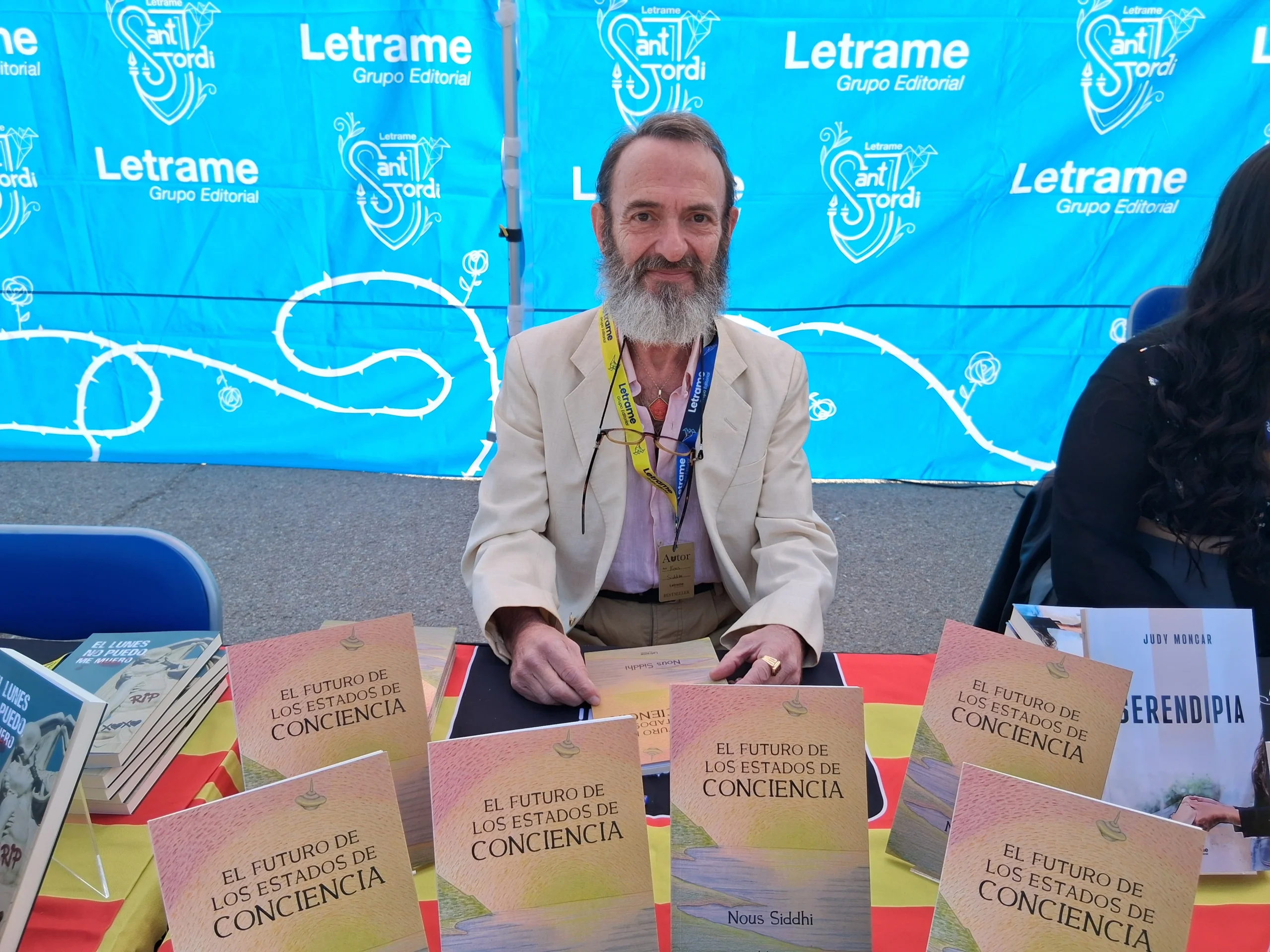 Nous Siddhi firma su libro El futuro de los estados de conciencia en la parada de la Editorial Letrame por Sant Jordi 2025