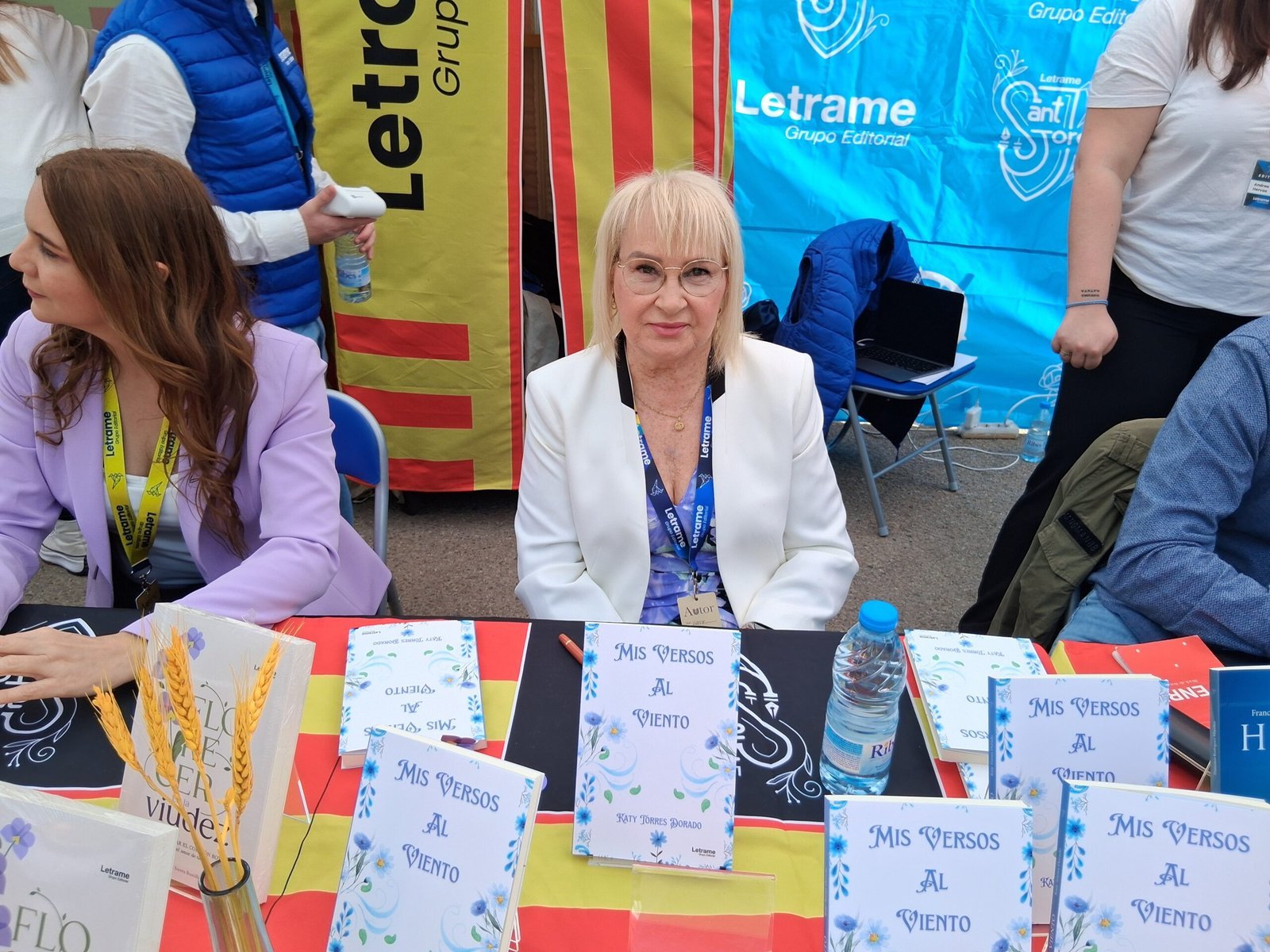 Katy Torres Dorado firmó ejemplares de Mis versos al viento en la parada de Letrame Editorial